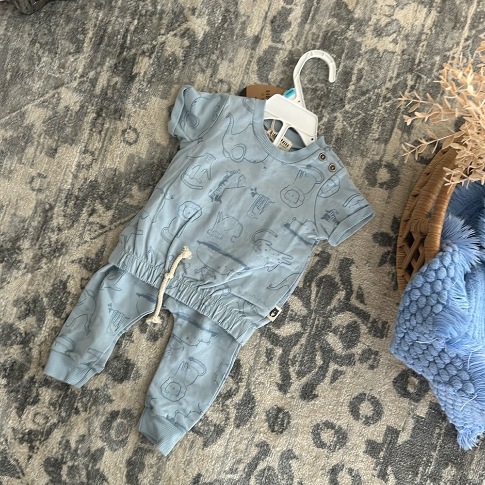 NWT Rabbit + Bear ORGANIC 6-9m Outfit // Blue Zoo Animal Print